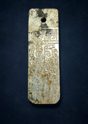 A Jade Gui With An Animal-Mask Pattern Shijihae Culture石家河文化河磨白玉水蒼沁灰皮神人默面紋玉圭（仿製品）